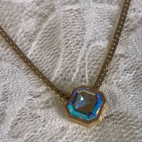 Avon Cubic Zirconia Pendant Necklace Octagon Shaped with Gold Chain - Picture 2 of 4